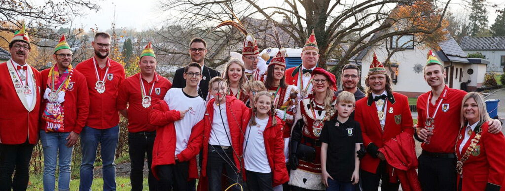 Weyerer „Blömche“ und Kommerner „Greesberger“ nach der Kirschbäumchen-Pflanzung auf der Wiese vor dem Weyerer Dorfgemeinschaftshaus. Foto: Martin Meier/pp/Agentur ProfiPress