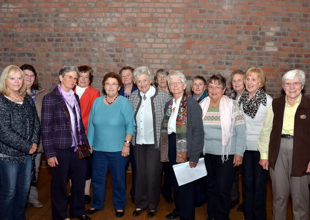 Rosi Gollmann (Mitte) gründete 1967 die Andheri-Hilfe Bonn. Den Anstoß dazu gab der späteren Theologin eine Indienreise 1959, bei der sie das von der Mechernicher Ordensschwester Huberta (Gertrud Roggendorf) gegründete Kinderdorf Andheri vor den Toren der Stadt Mumbay kennenlernte.  2012 stellte Rosi Gollann ihre Autobiografie „Einfach Mensch“ (ISBN: 978-3-442-15778-5) auch den Kommerner Freundinnen im Burghof vor. Archivfoto: Manfred Lang/pp/Agentur ProfiPress