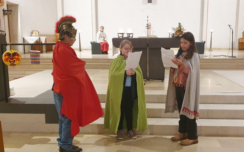 Jonas, Lisa und Fiona (v.l.) trugen beim Familiengottesdienst in Mechernich die Martinsgeschichte szenisch vor. Foto: Claudia Simon/pp/Agentur ProfiPress