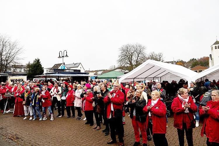 Rund 200 Besucher trotzten auf dem Brunnenplatz der Bleiberg-Metropole dem Nieselregen, um die Proklamation des neuen Mechernicher Prinzen Torsten I. (Krieg) mitzuerleben. Foto: Stephan Everling/pp/Agentur ProfiPress