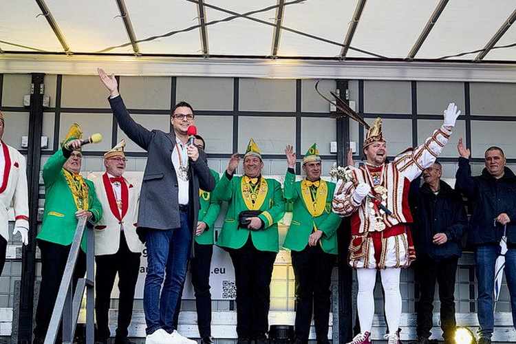 Mechernichs neuer Bürgermeister Michael Fingel (l.) proklamiert den neuen Soloprinzen Torsten I. (Krieg), den ersten nach langen Jahren. Foto: Stephan Everling/pp/Agentur ProfiPress