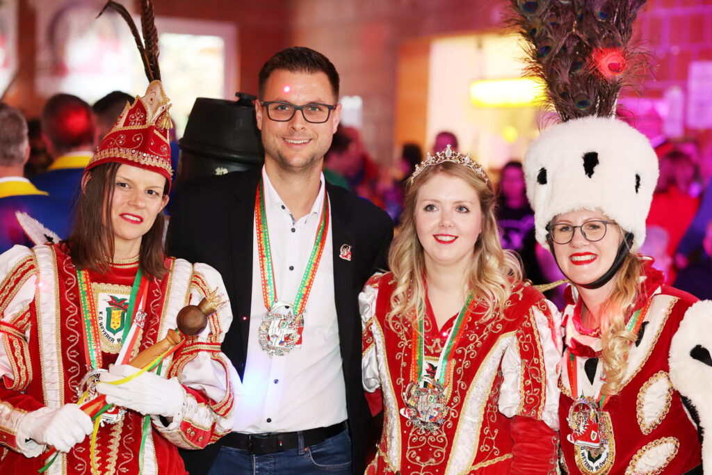 Mechernichs Bürgermeister Michael Fingel hat seine Feuertaufe als Prinzen-Proklamator bestanden: Das Weyerer Damendreigestirn (v.l.) mit Prinz Annika I. (Meier), Jungfrau Larissa (Stolze) und Bauer Jenni (Höller) ist in Amt und Würden. Foto: Martin Meier/pp/Agentur ProfiPress