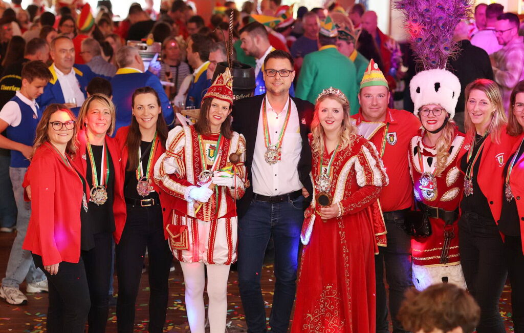 Das Weyer Damendreigestirn mit Bürgermeister und Gefolge, den Adjutant/inn/en Michaela, Simone, Anika, Kathrin, Tina und Martin sowie Tobias Stolze als Prinzenführer. Foto: Martin Meier/pp/Agentur ProfiPress