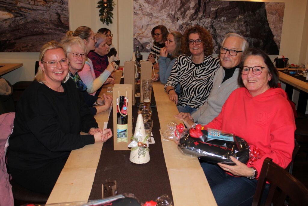 Mit einer Challenge unter Freundinnen fing es an: Nach ihrer 100. Blutspende durfte sich Walburga Nüßmann (vorne rechts) aus Mechernich jetzt über die DRK-Ehrennadel, sowie einen schicken schwarzen Rucksack und ein Badetuch freuen. Foto: Kerstin Rottland/pp/Agentur ProfiPress