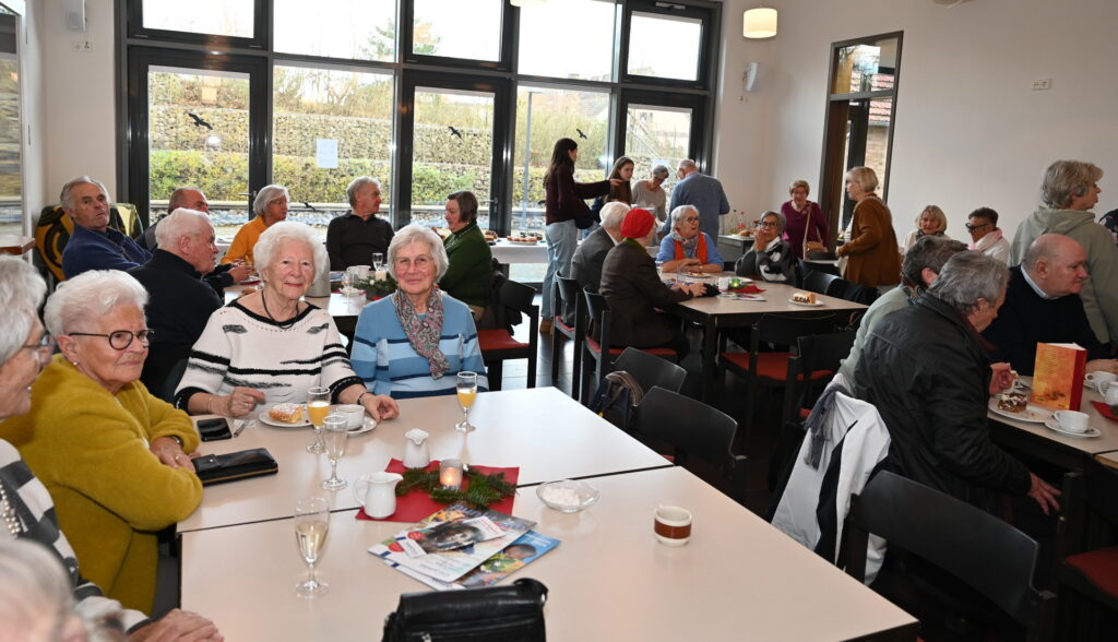 Bei Kaffee und Kuchen und guter Unterhaltung ließen es sich die vielen Besucherinnen und Besucher des 50. Andheribasars im Kommerner Pfarrzentrum St. Severinus gut gehen. Foto: Manfred Lang/pp/Agentur ProfiPress