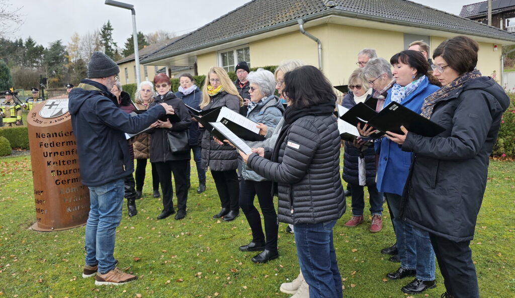 Die Chorgemeinschaft Kallmuth-Weyer und der Musikverein Weyer verliehen der Gedenkfeier zum Volkstrauertag einen würdigen musikalischen Rahmen. Foto: Manfred Lang/pp/Agentur ProfiPress