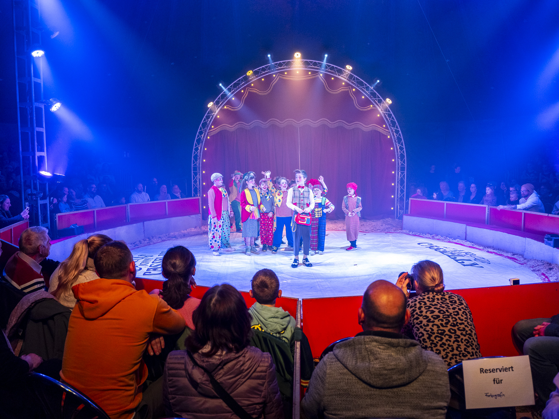 Eine super lustige Truppe: Die Clowns trieben den Zirkusdirektor mit ihrer lauten Musik und ihrem Tanz in den Wahnsinn. Foto: Ronald Larmann/pp/Agentur ProfiPress