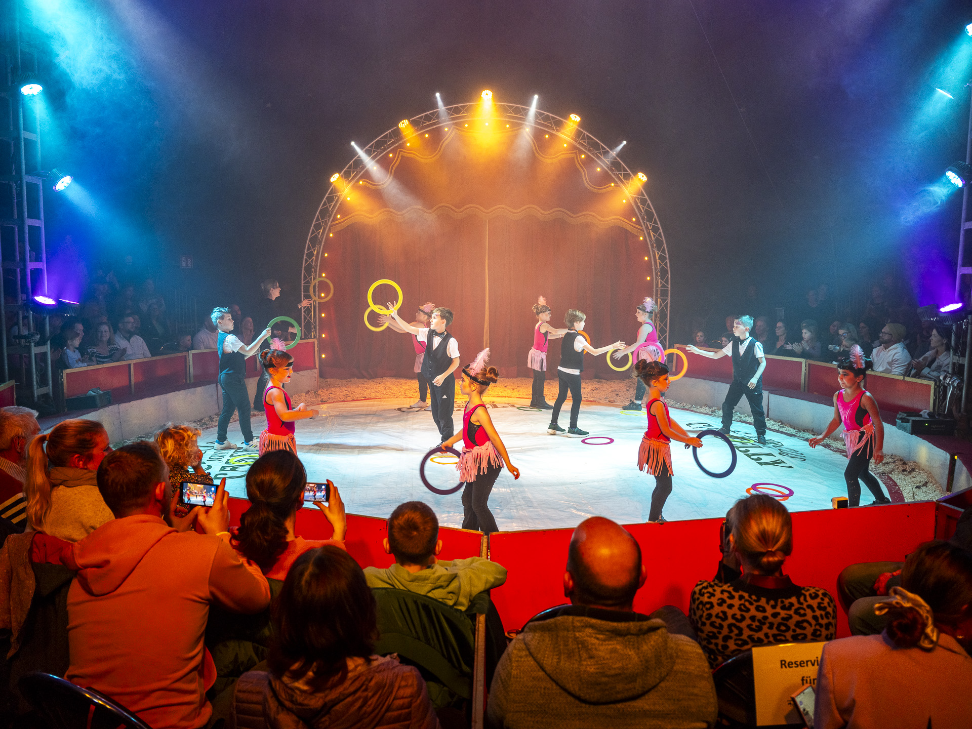 Mit Ringen, Bällen oder Tüchern – die Jongleure begeisterten das Publikum mit ihren Kunststücken. Foto: Ronald Larmann/pp/Agentur ProfiPress