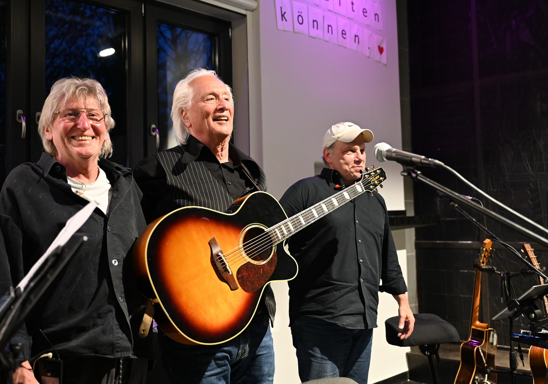Hannes Schöner (m.), Hermann Heuser (r.) und Ady Zehnpfennig konzertieren mit Freunden und Überraschungsgästen im Saal Prinz in Mutscheid. Foto: Manfred Lang/pp/Agentur ProfiPress