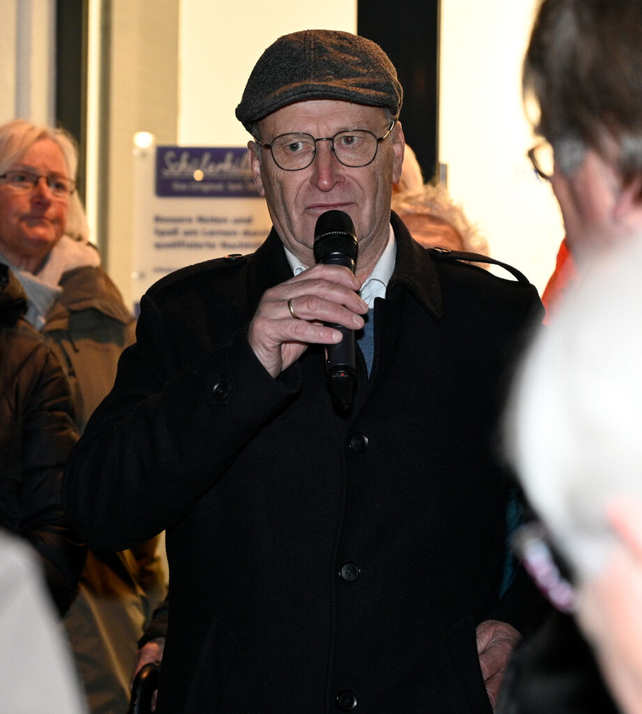 Alt-Bürgermeister Dr. Hans-Peter Schick zitierte die Holocaust-Überlebenden Margot Friedländer: „Seid Menschen.“ Foto: Henri Grüger/pp/Agentur ProfiPress