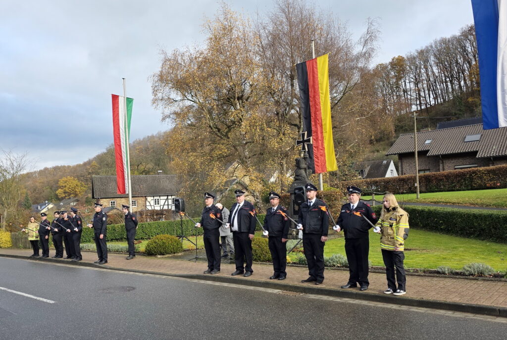 Bei der Gedenkfeier am Ehrenmal an der Hauserbachstraße wurde vor allem der Kriegstoten des Ersten und Zweiten Weltkriegs aus Eiserfey gedacht. Foto: Manfred Lang/pp/Agentur ProfiPress
