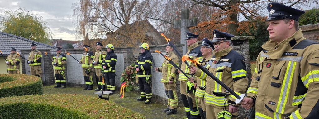 Die örtliche Freiwillige Feuerwehr stellte auch am aktuellen Volkstrauertag wieder eine Mahnwache am Ehrenmal. Foto: Manfred Lang/pp/Agentur ProfiPress