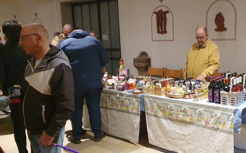 Im Anschluss an den Gottesdienst bot die Eifeler Brunnenhilfe unter Leitung von Dr. Franz Richter fair gehandelte Produkte aus aller Welt an. Außerdem bestand die Möglichkeit, an den Kirchenvorstandswahlen teilzunehmen. Foto: Claudia Simon/pp/Agentur ProfiPress