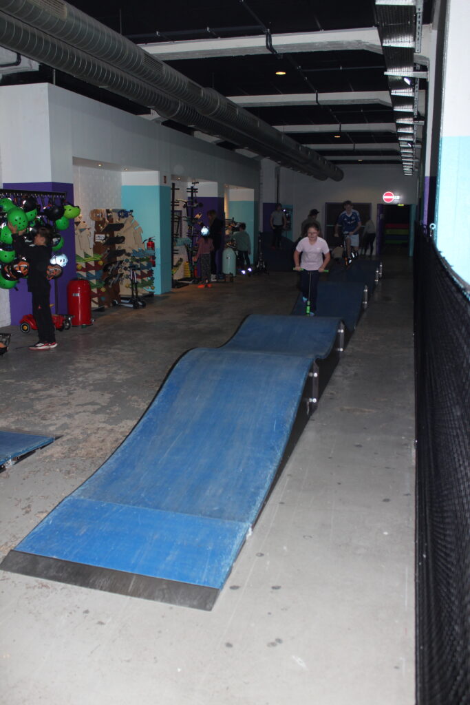 Auf dem Parcours in der oberen Etage geht es per Scooter, Inliner oder auf dem Skateboard rund. – Natürlich nur mit Helm! Foto: Kerstin Rottland/pp/Agentur ProfiPress