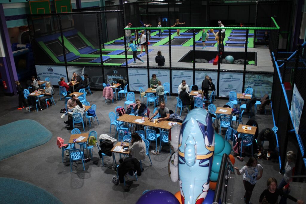 Chillen bei Espresso oder Café Latte: Für erwachsene Begleitpersonen ist der Eintritt frei. Foto: Kerstin Rottland/pp/Agentur ProfiPress