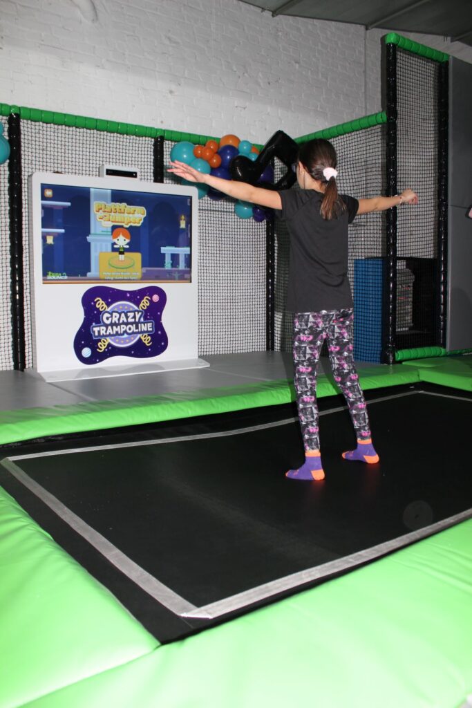 Die kleine Figur auf dem Bildschirm des „Crazy Trampoline“ gibt Richtung und Bewegung vor. Wer zu spät reagiert, verliert Punkte. Foto: Kerstin Rottland/pp/Agentur ProfiPress