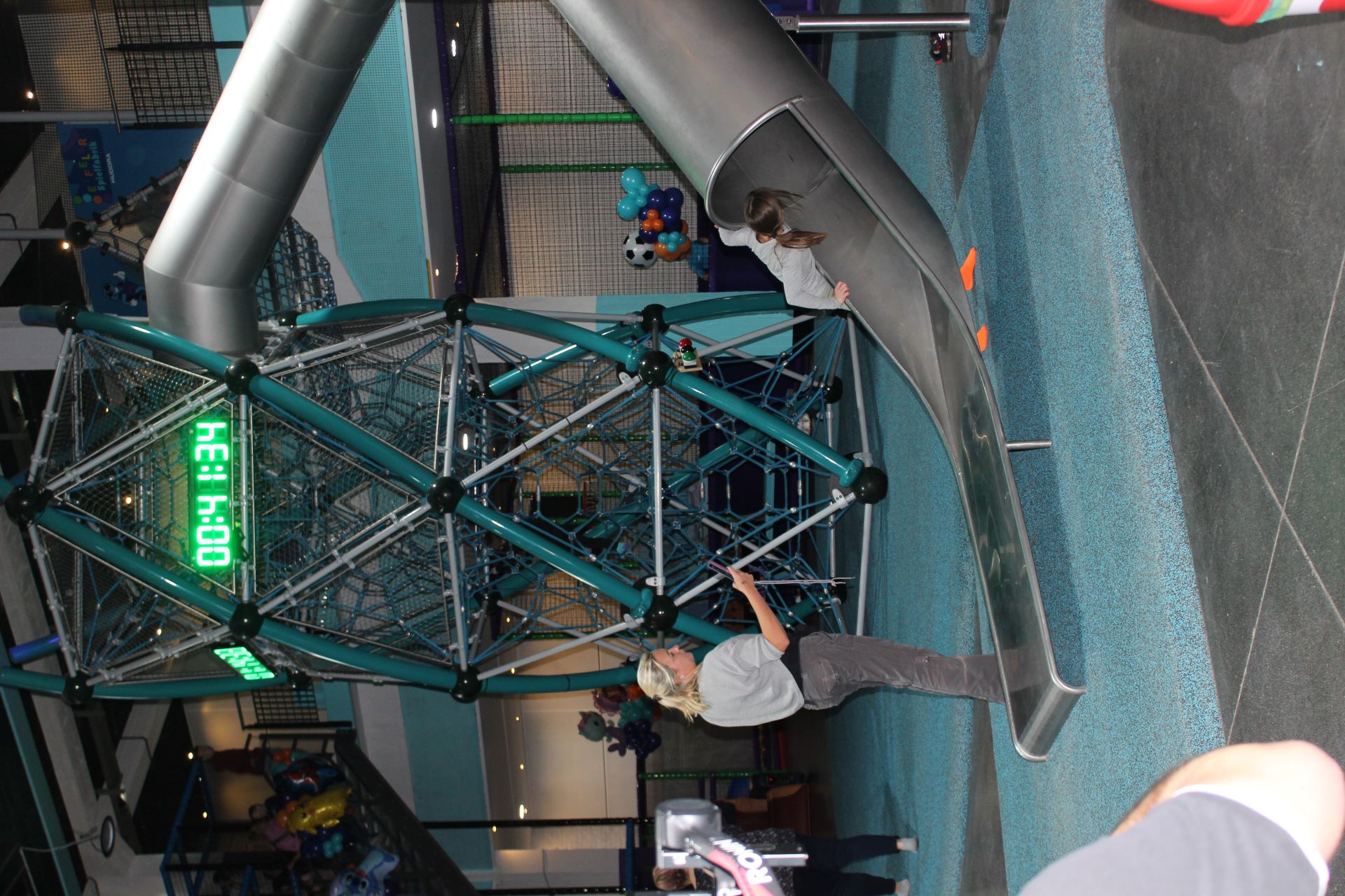 Wie schnell schaffst Du es nach oben? – Die Stoppuhr an der Kletterpyramide zeigt den aktuellen Rekord an. Foto: Kerstin Rottland/pp/Agentur ProfiPress