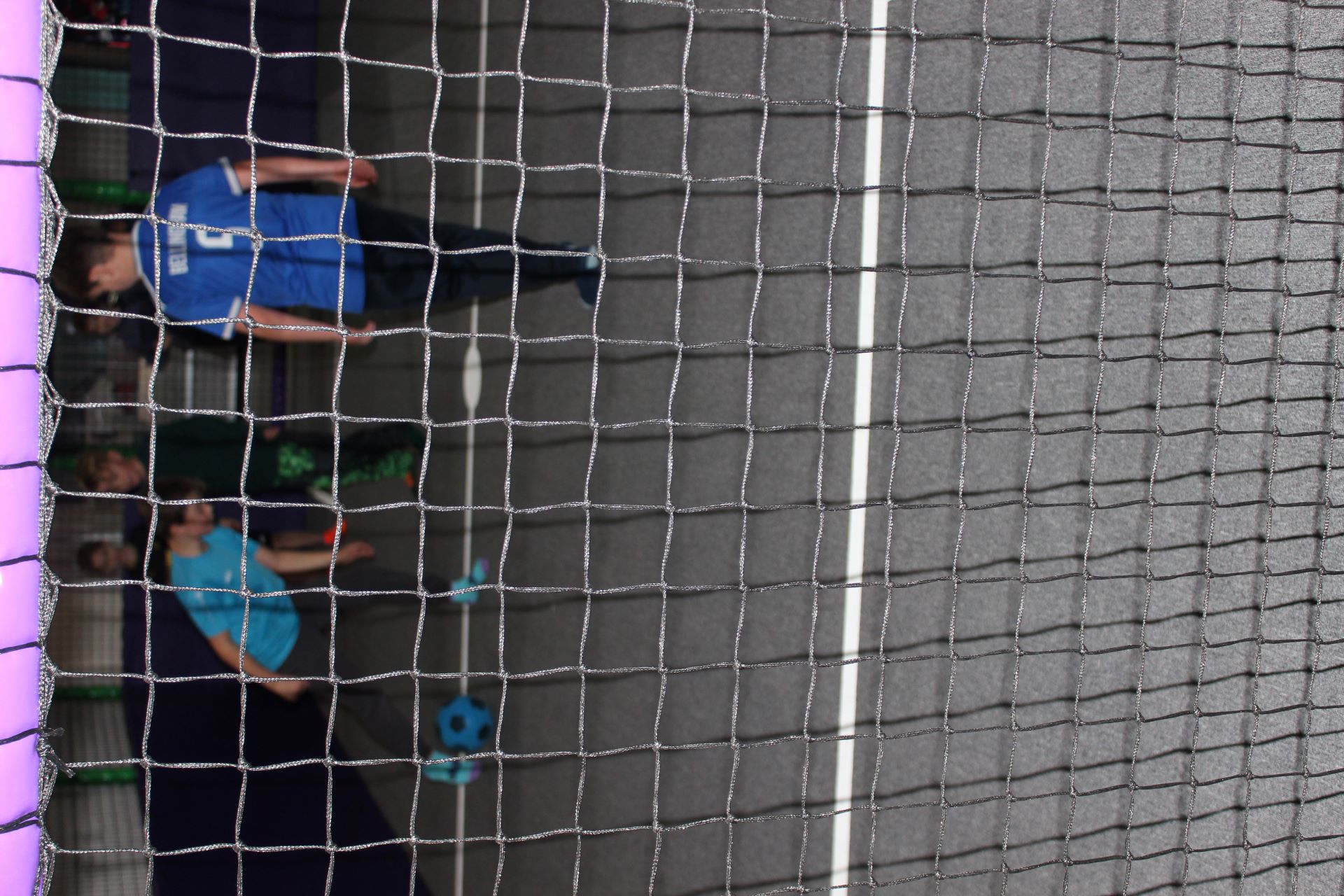 Kicken auf dem Mini-Spielfeld: Das lieben die Pänz. Hier kann auch Basketball gespielt werden, Körbe sind dafür vorhanden. Foto: Kerstin Rottland/pp/Agentur ProfiPress