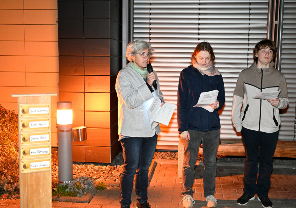 Die Evangelische Kirchengemeinde schilderte vor den Toren des Rathauses Eindrücke einer Exkursion in das ehemalige Konzentrationslager „Mauthausen“. Daneben: ein symbolisches Klingelschild. Foto: Henri Grüger/pp/Agentur ProfiPress