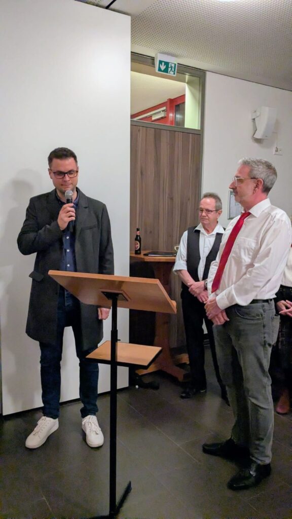 Gratulierte dem Chor zum Geburtstag: Bürgermeister Michael Fingel, hier mit dem Sprecher des Chor-Leitungsteams Gerd Schlösser. Foto: Kirchenchor Kommern/pp/Agentur ProfiPress