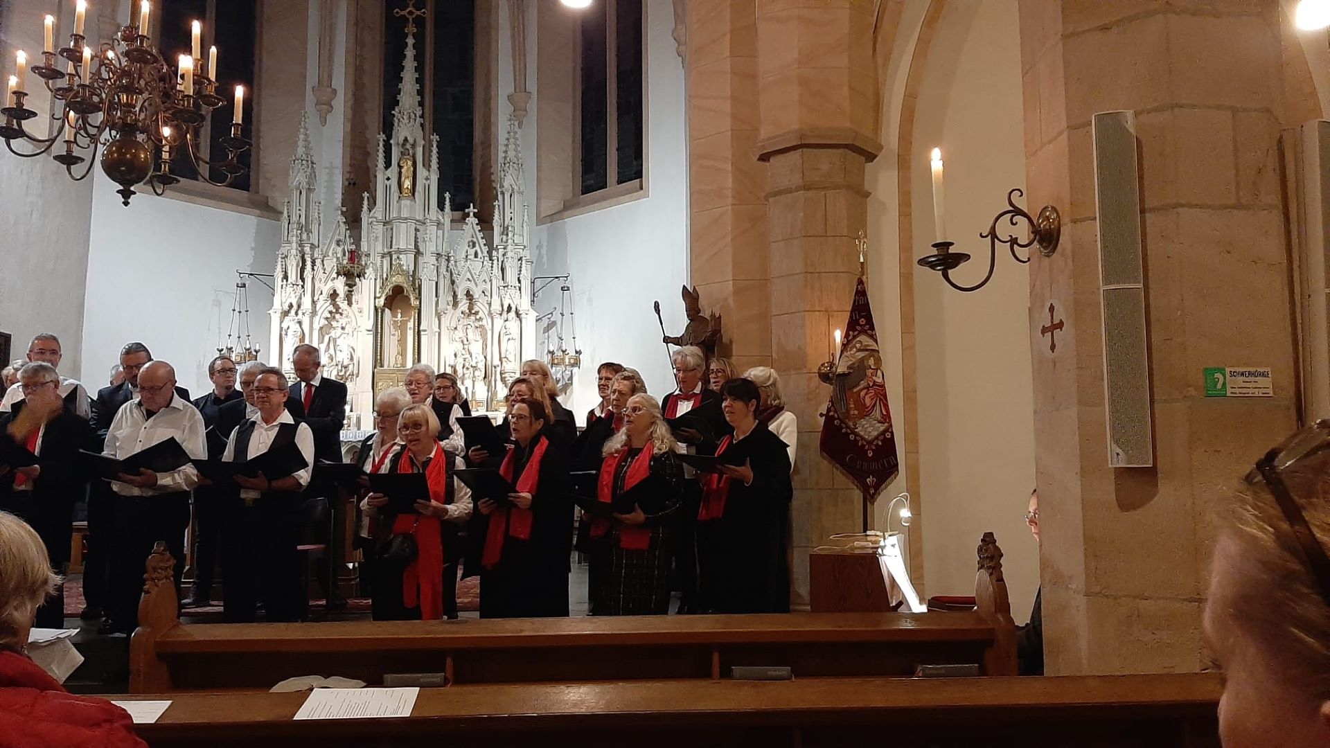 Festliche Stimmung herrschte beim Evensong in der Kommerner Pfarrkirche, den die Chorgemeinschaft unter der Leitung von Seelsorgebereichsmusikerin Elisabeth Beyer einstudiert hatte. Foto: Kirchenchor Kommern/pp/Agentur ProfiPress