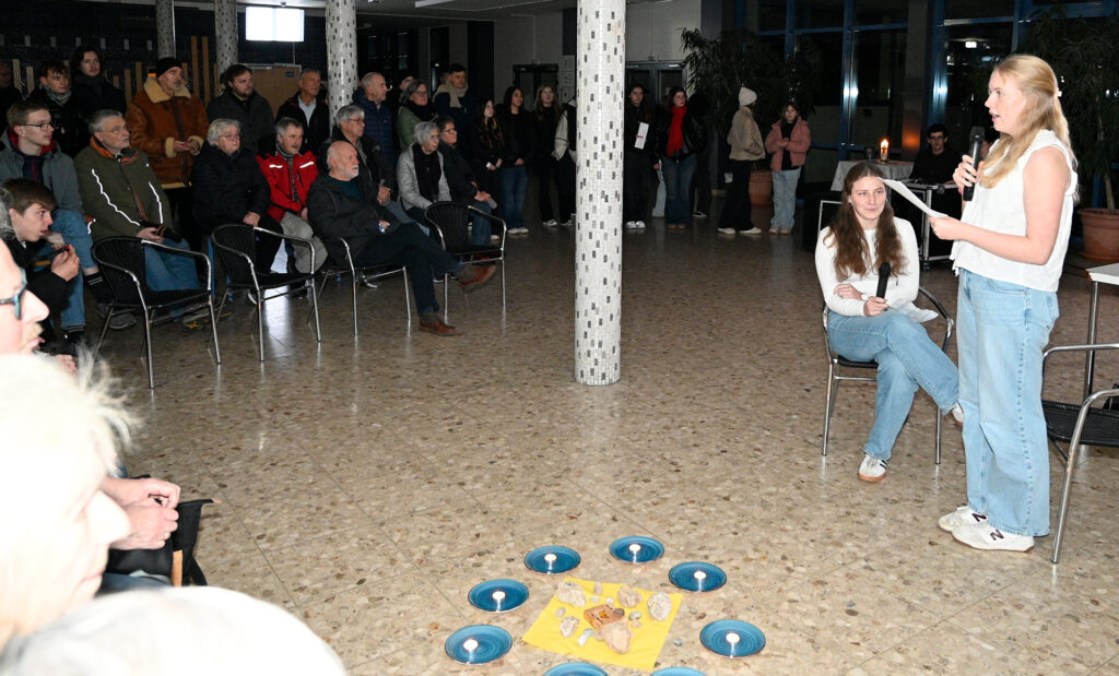 Im Foyer des GAT Mechernich inszenierten Schülerinnen ein Gespräch mit Sophie Scholl. Foto: Henri Grüger/pp/Agentur ProfiPress