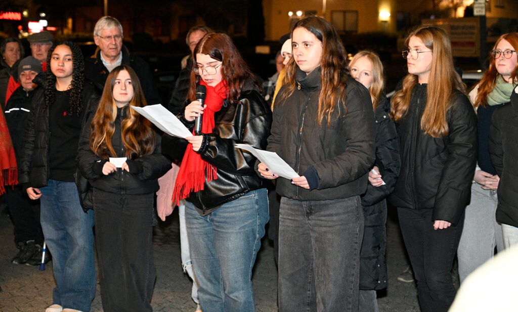 Schülerinnen der Gesamtschule betonten: „Nie wieder schweigen, nie wieder wegschauen - für alle, die heute jemanden brauchen.“ Foto: Henri Grüger/pp/Agentur ProfiPress