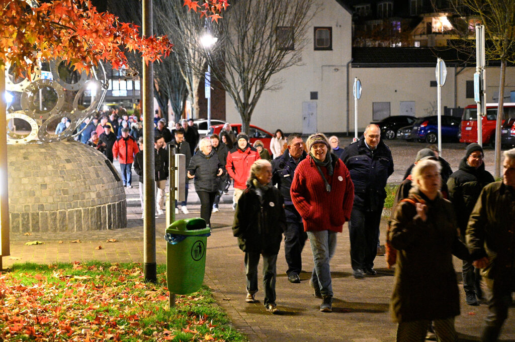 Rund 200 Menschen zogen an diesem Abend gemeinsam durch Mechernich. Foto: Henri Grüger/pp/Agentur ProfiPress