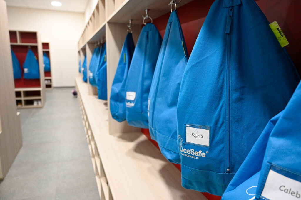 Die von einer Firmenicher Schreinerei gefertigten Garderoben hingen schon voll. Foto: Henri Grüger/pp/Agentur ProfiPress