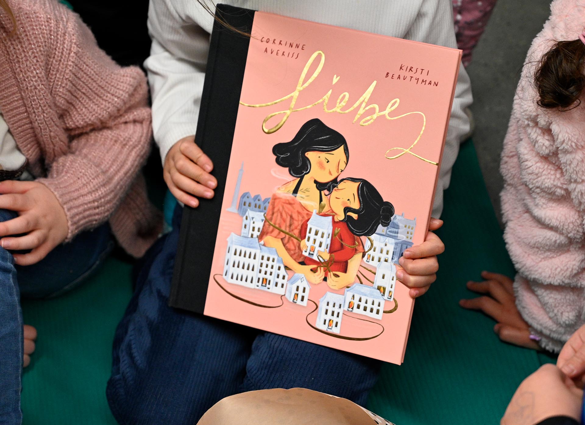 … der den Kindern ein Buch namens „Liebe“ schenkte. Foto: Henri Grüger/pp/Agentur ProfiPress