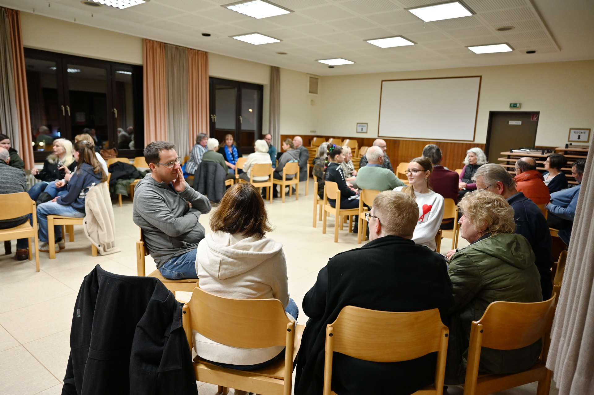 Nach intensiver Gruppenarbeit zu Themen wie Diakonie, Einrichtungen, Chöre, Eine-Welt-Hilfen, Ortsgemeinden und weiteren pastoralen Feldern, ergänzt um Impulse aus der Jugend, wählte die Versammlung einstimmig den neuen Rat des Pastoralen Raumes. Foto: Manfred Lang/pp/Agentur ProfiPress