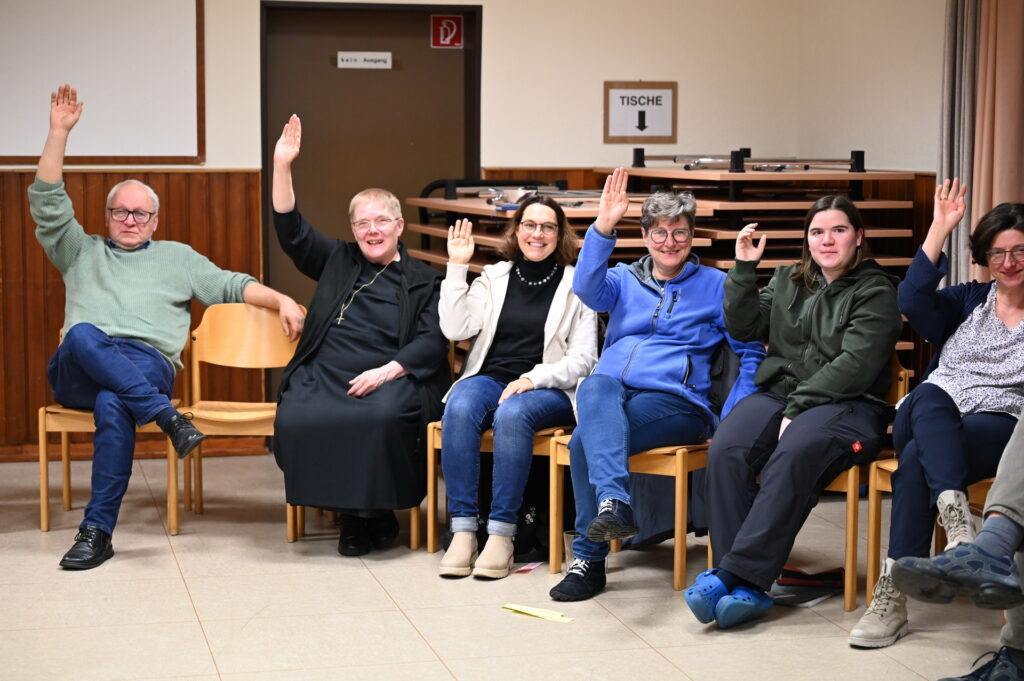 Einstimmig wurden die Mitglieder des Pastoralen Rates  gewählt, hier bei der Abstimmung (von links) Helmut Müller (Nöthen), Schwester Lidwina (Ordo Communionis in Christo), Ute Wollersheim (Kirchenchor Floisdorf), Kreiskrankenhaus-Seelsorgerin Cordula Waberszek, Lena Ingenillem (Jugend) und Petra Rombach (Chorgemeinschaft Kallmuth/Weyer). Lena Ingenillem und Helmut Müller wurden neben Dr. Monika Willer, Gerd Schramm und Hans-Peter Drügh zu Mitgliedern des Rates gewählt. Foto: Manfred Lang/pp/Agentur ProfiPress