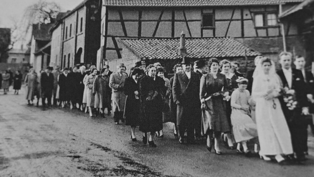 Der Alltag in der rheinischen Provinz wurde ebenso festgehalten wie besondere Ereignisse, hier die Hochzeit von Gertrud und Christian Kreutzwald in den 50er Jahren vor der Kulisse jenes Fachwerkhauses, in dem lange „Boresse Annche“ lebte. Repro: ml/pp/Agentur ProfiPress