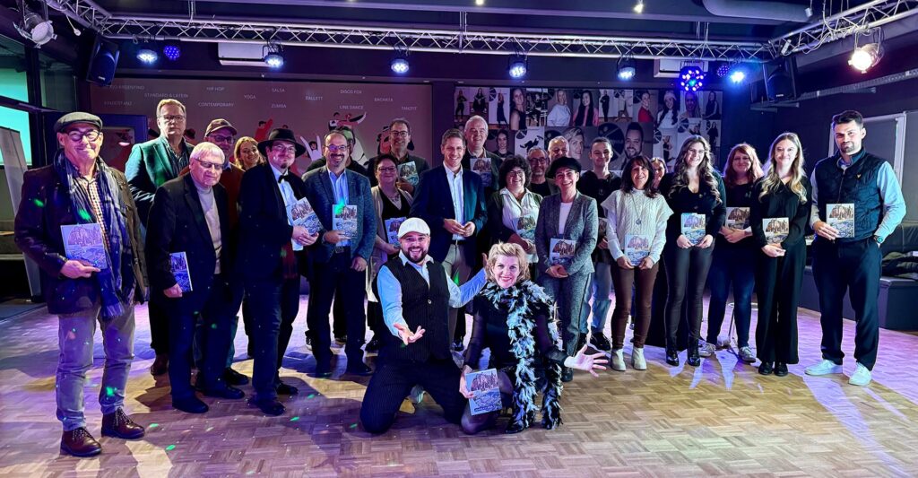 Zur Vorstellung des neuen Kreis-Jahrbuches 2026 trafen sich Autorinnen und Autoren in der Euskirchener Tanzschule Schumacher. Foto: Wolfgang Andres/Kreis Euskirchen/pp/Agentur ProfiPress