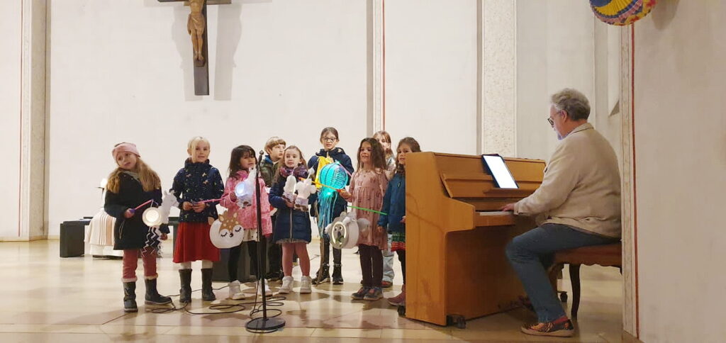 Musikalisch gestaltet wurde der Familiengottesdienst vom Kinderchor unter der Leitung von Erik Arndt, der mit seinen fröhlichen Liedern für spürbare Begeisterung sorgte. Foto: Claudia Simon/pp/Agentur ProfiPress