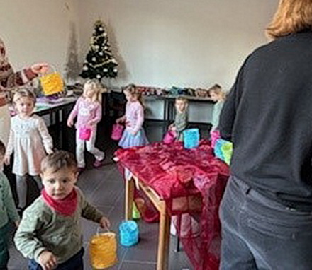 Den Auftakt im Unterhaltungsprogramm machte der Katholische Kindergarten mit einer Tanzvorführung, später sang der Kirchenchor Kommern unter Leitung von Elisabeth Beyer, gefolgt von Tänzen, Märchenerzählungen von Dagmar Leibner und humorvollen Einlagen des Mundart-Kolumnisten Manfred „Manni“ Lang. Foto: Ilse Kradepohl/pp/Agentur ProfiPress