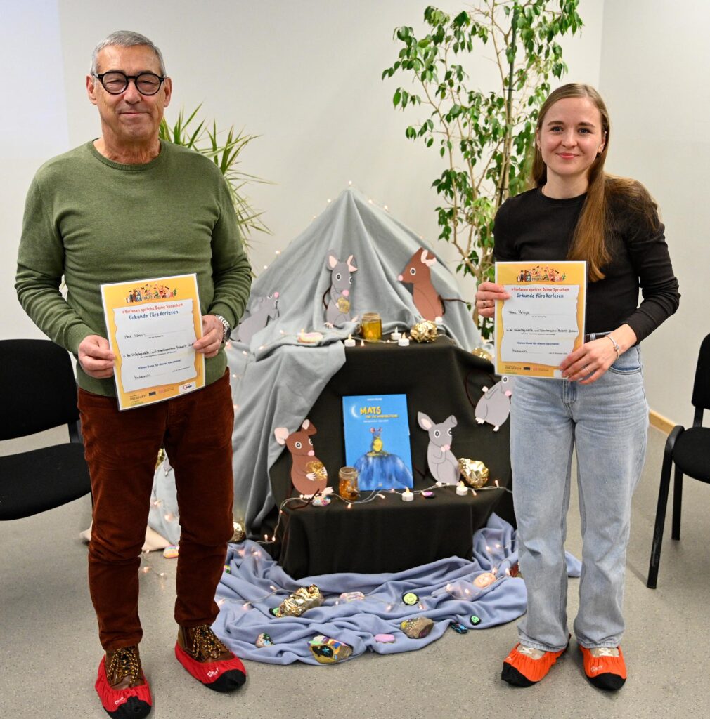 Peter-Lorenz Könen (l.) liest seit zehn Jahren fast jede Woche in der Awo-Kita in der Emil-Kreuser-Straße. Mariia Melnyk (r.) übersetzte auf ukrainisch. Foto: Henri Grüger/pp/Agentur ProfiPress