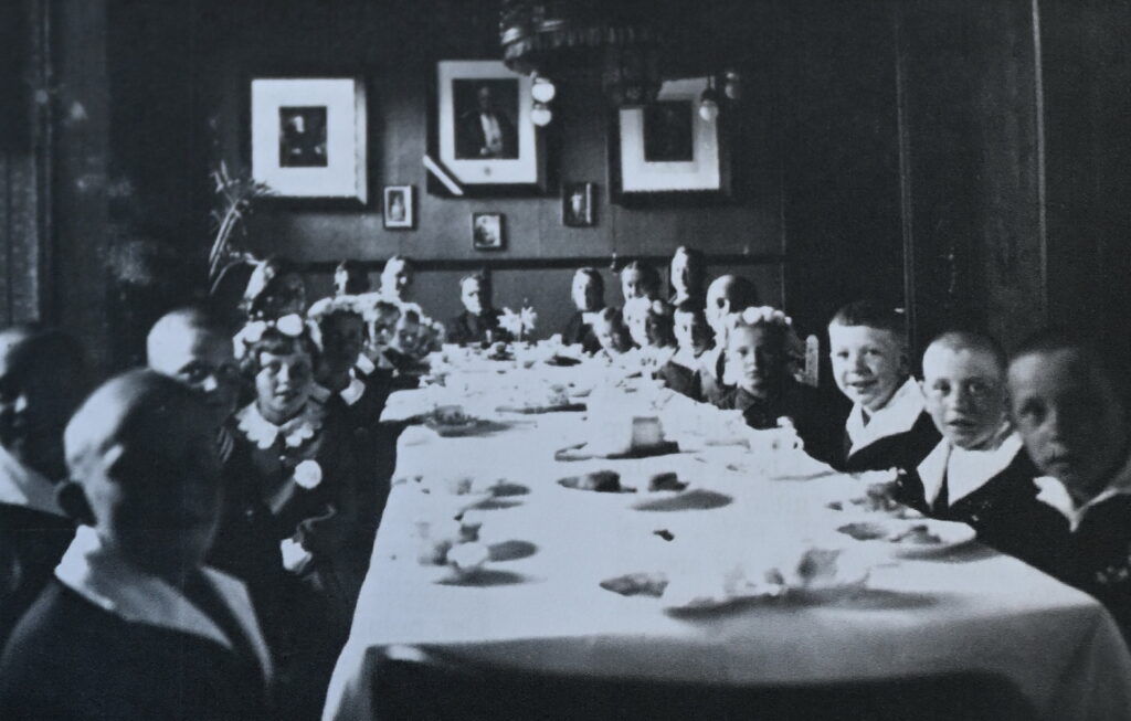 Bis 1940 war es Brauch, dass die Kommunionkinder aus Lessenich auf die Burg Zievel eingeladen und dort bewirtet wurden. Diese Aufnahme entstand vermutlich 1931. Repro: ml/pp/Agentur ProfiPress