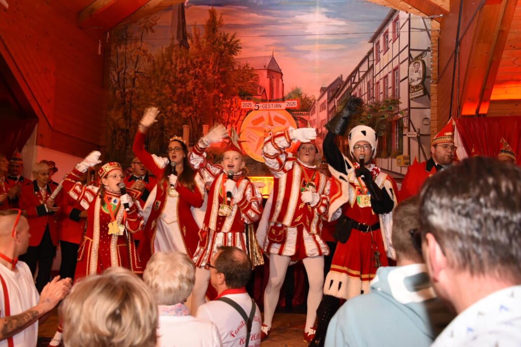 Die jungen Tollitäten versprühten pure Lebensfreude und machten deutlich, dass „eine Session voller Herzlichkeit, Spaß und unvergesslicher Momente“ bevorsteht. Foto: KG Greesberger Kommern/pp/Agentur ProfiPress