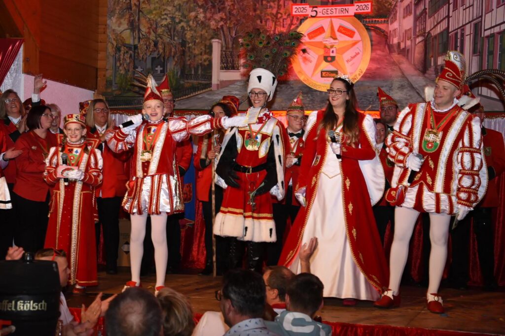 Vor kurzem fand die bewegende Proklamation des Kinder-Dreigestirns Prinz Maxi I., Jungfrau Louisa und Bauer Kilian sowie ihrer Eltern Prinz Marcel I. und Prinzessin Michaela in Kommern statt. Foto: KG Greesberger Kommern/pp/Agentur ProfiPress