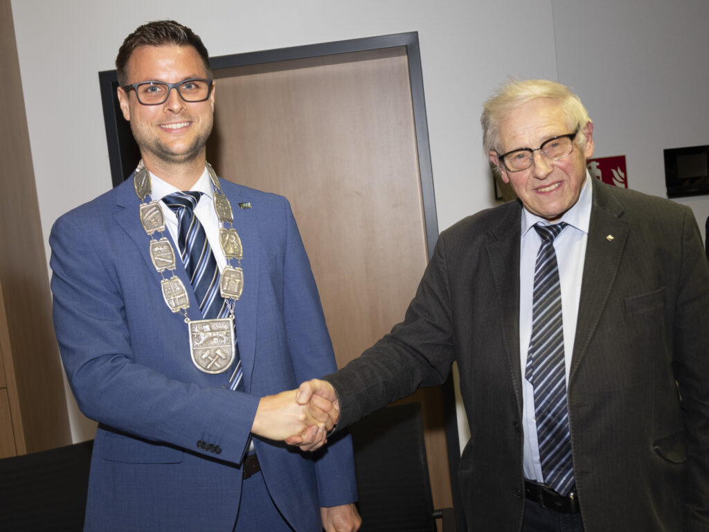 Jetzt mit Amtskette. Heinz Schmitz gratulierte Bürgermeister Michael Fingel, nachdem er ihm die Bürgermeister-Insignien umgelegt hatte. Foto: Ronald Larmann/pp/Agentur ProfiPress