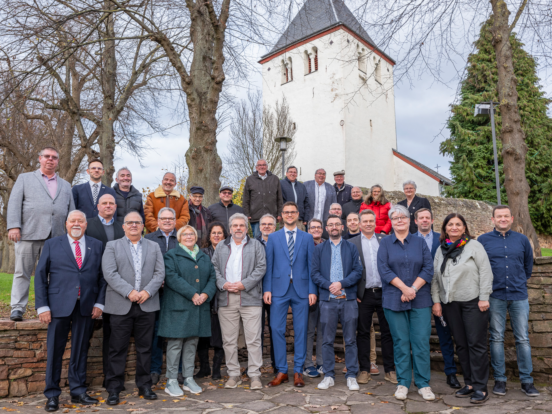 Vor der konstituierenden Ratssitzung waren die Ratsmitglieder zum Gruppenfoto vor der Alten Kirche in Mechernich zusammengekommen. Foto: Ronald Larmann/pp/Agentur ProfiPress