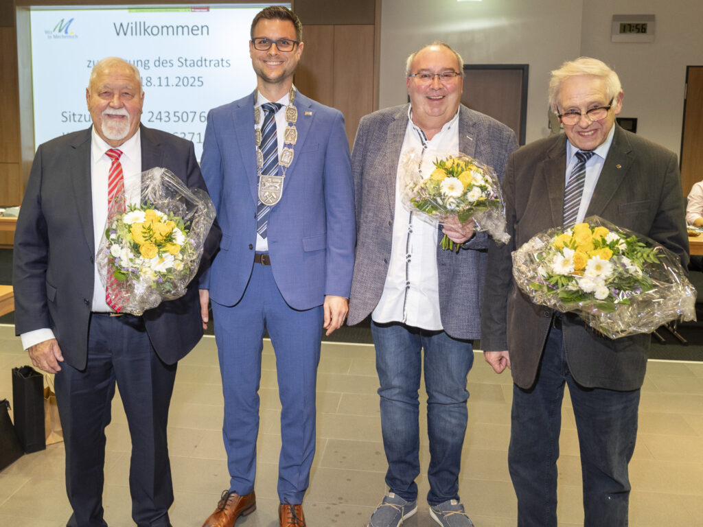 In der Ratssitzung wurden auch Michael Fingers Stellvertreter gewählt: Peter Kronenberg (v.l.), Egbert Kramp und Heinz Schmitz. Foto: Ronald Larmann/pp/Agentur ProfiPress