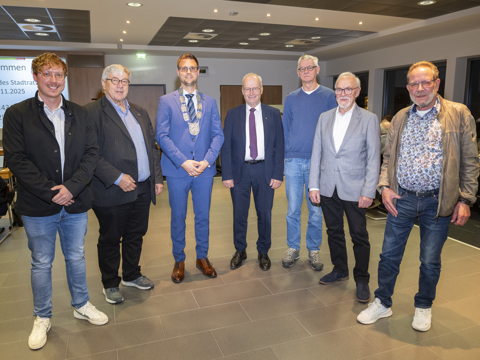 Ein großes Dankeschön zum Abschied gab es für den ehemaligen Bürgermeister Dr. Hans-Peter Schick (M.) und die scheidenden Ratsmitglieder Dustin Gemünd (l.) und Günter Kornell (2.v.l.) sowie Hermann-Josef Krest (v.r.), Friedrich Meuser und Aloysius Volkmer. Foto: Ronald Larmann/pp/Agentur ProfiPress