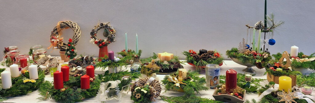 Adventkränze und vorweihnachtliche Kerzenarrangements und Deko werden am Sonntag im Kommerner Pfarrzentrum ebenso zum Kauf für den guten Zweck angeboten wie Gestricktes und Eingekochtes. Foto: Veronika Groß/pp/Agentur ProfiPress