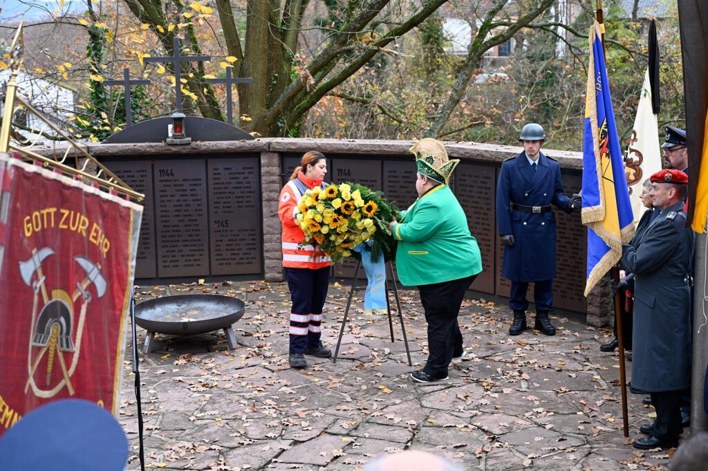 Zunächst stellte man liebevoll gestaltete Kränze auf… Foto: Henri Grüger/pp/Agentur ProfiPress