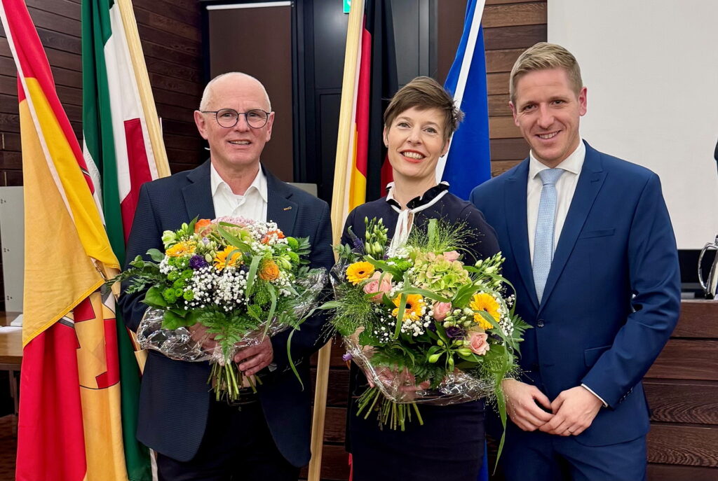 Die neue stellvertretende Landrätin Annegret Lewak (m.) von der SPD mit Landrat Markus Ramers (r.) und dem bisherigen Mechernicher Kämmerer und Dezernenten Ralf Claßen, der ebenfalls zum Vize-Landrat gewählt wurde. Foto: Wolfgang Andres/Kreis/pp/Agentur ProfiPress