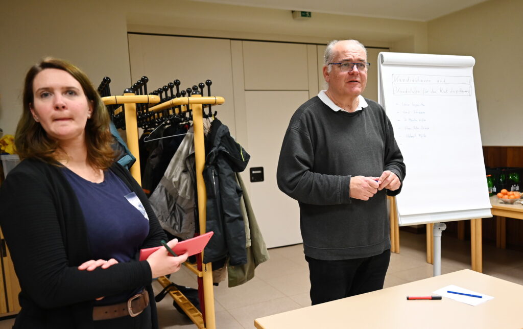 Für den Leitenden Pfarrer Erik Pühringer steht als Fazit fest: „Mit der fünften Vollversammlung und der Wahl des neuen Rates gewinnt der Pastorale Raum St. Barbara Mechernich ein klareres Gesicht.“ Pastoralreferentin Linda Schmitt-Thees: „Es entsteht eine Kirche, die gemeinsam gestaltet wird – offen, vielfältig und voller neuer Wege.“ Foto: Manfred Lang/pp/Agentur ProfiPress