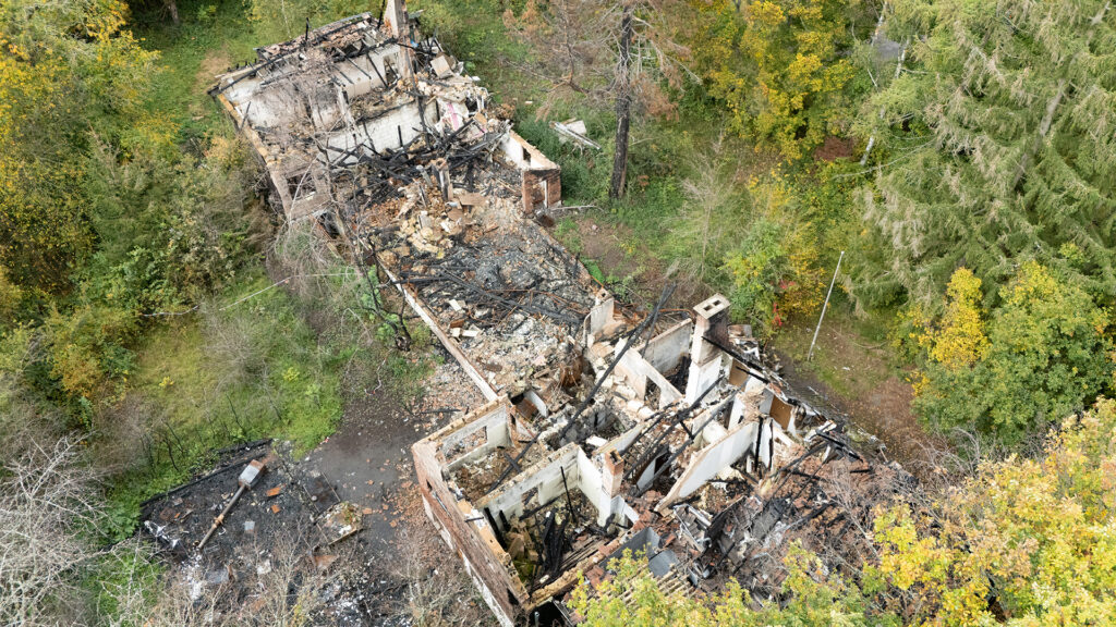 Das seit 20 Jahren leerstehende frühere Kolpinghaus bei Bleibuir brannte in der Nacht zum Ostersonntag 2025 ab. Die Stadt hat das Gelände mit Baumatten gegen Eindringlinge geschützt. Luftbild: Henri Grüger/pp/Agentur ProfiPress
