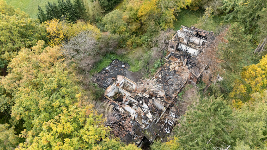 Das frühere Kinder- Caritas.- und Kolpingheim in Bleibuir wurde ein Raub der Flammen. Weil die Trümmer niemanden gefährden, kann der Eigentümer verwaltungsseitig erst einmal alles so belassen, wie es derzeit ist. Luftbild: Henri Grüger/pp/Agentur ProfiPress
